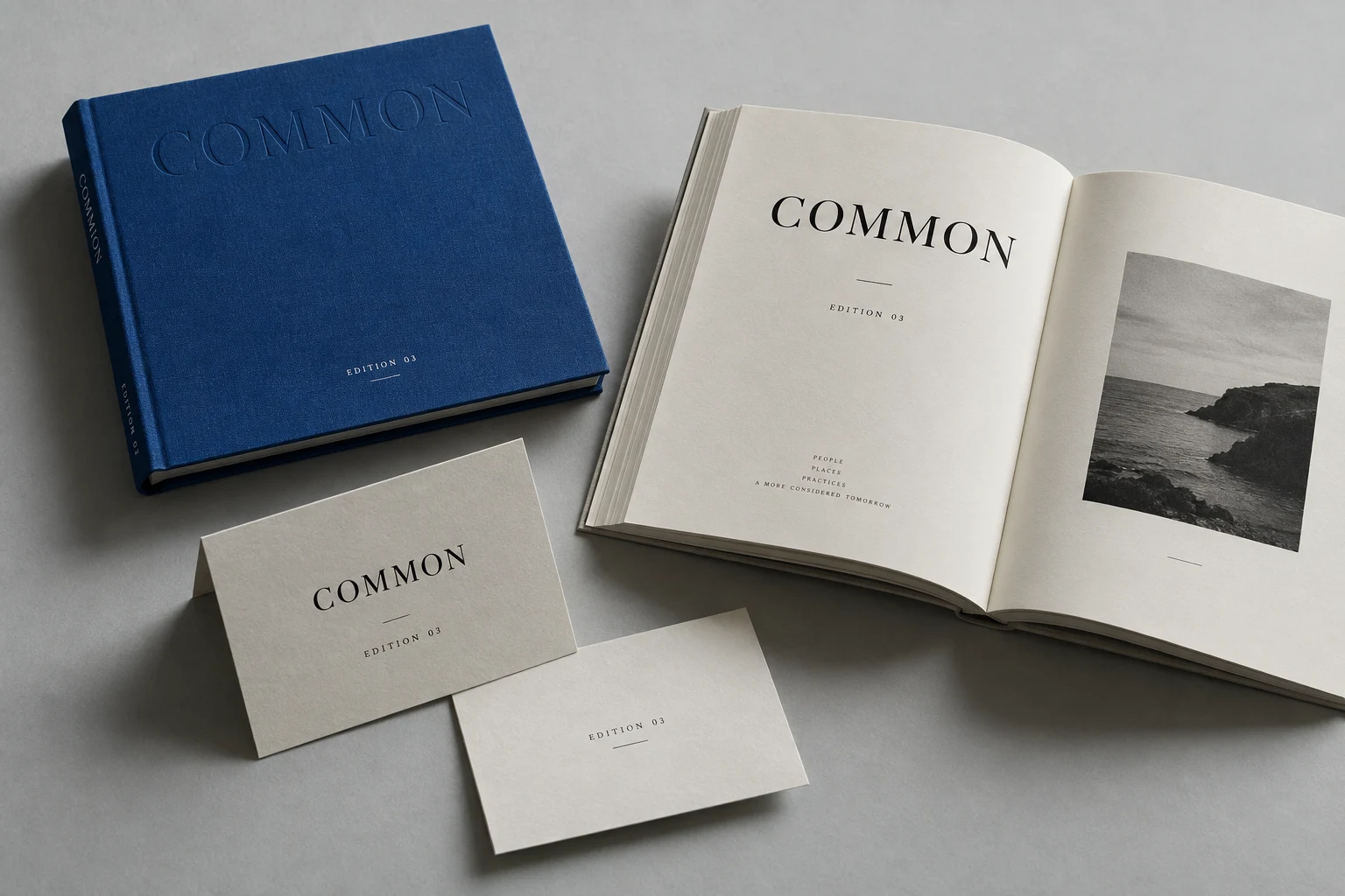 푸른 천 표지와 크림색 내지로 구성한 COMMON Edition 03 책